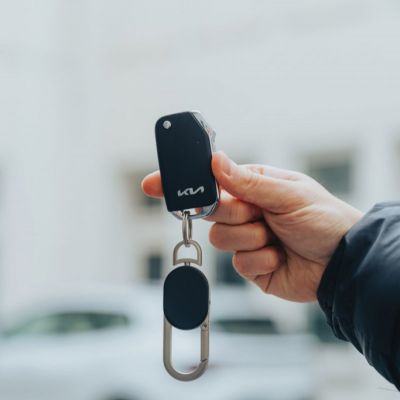 Keyfinder keychain with worldwide locating and USB C