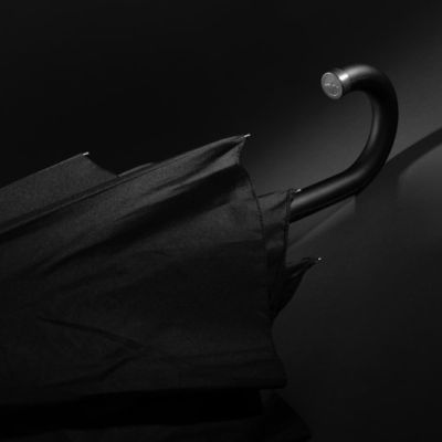 Swiss Peak Vero Aware™ RPET 25” umbrella w luxe handle