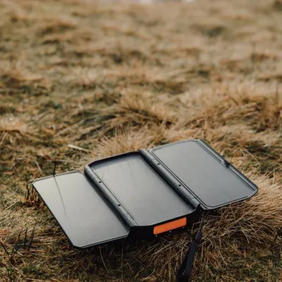 Nordic Drift Titan 10.000mAh solar powerbank with 3 panels