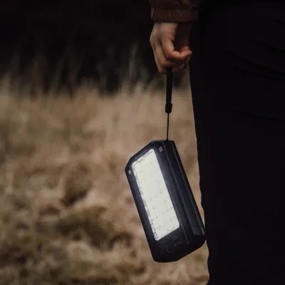 Nordic Drift Titan 10.000mAh solar powerbank with 3 panels