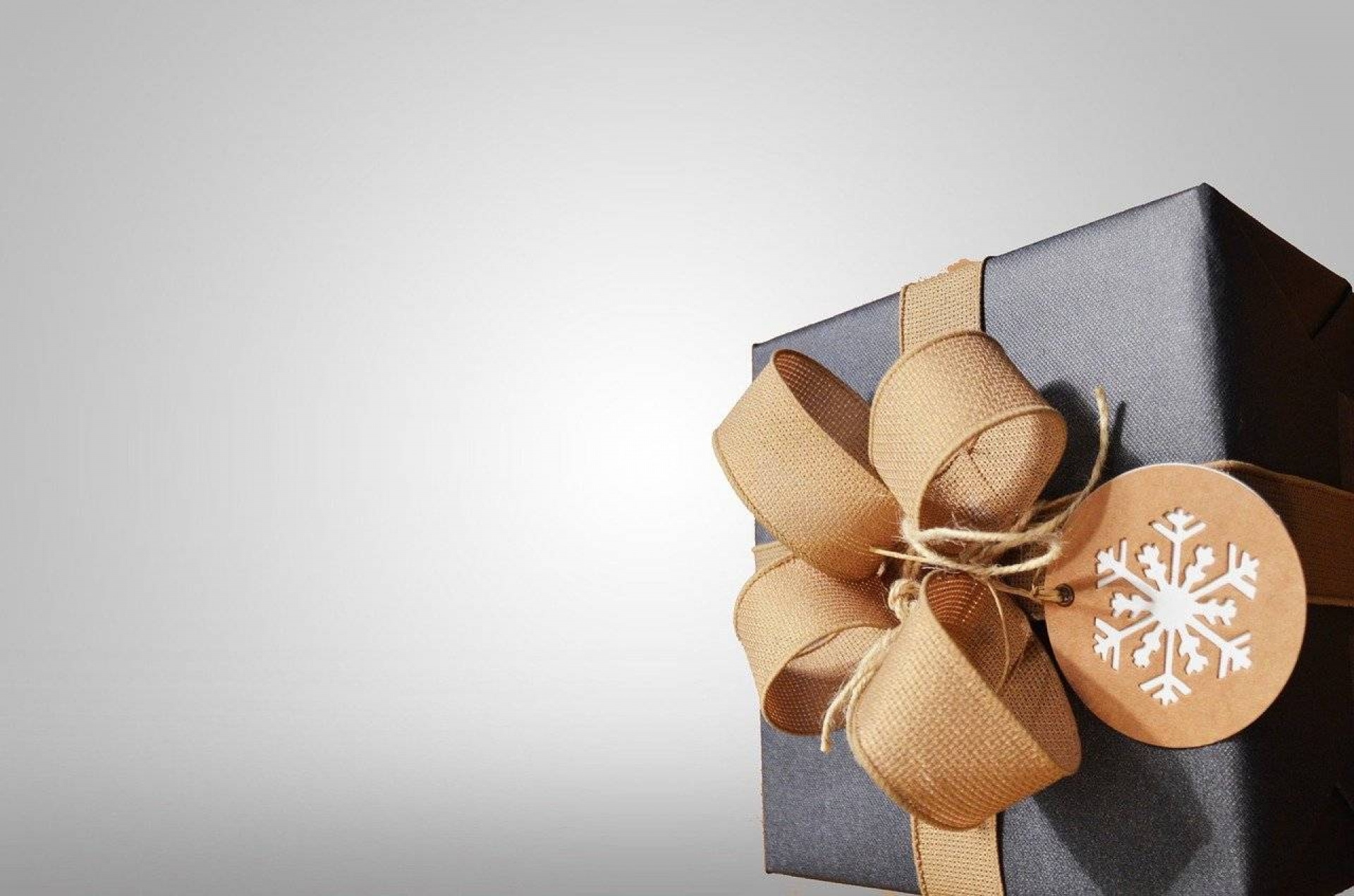 Novogodišnji poslovni pokloni – Kako izabrati poklon za Novu godinu za zaposlene i poslovne partnere?